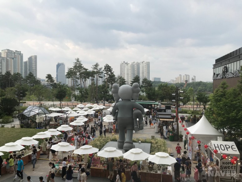 마켓과 조형물