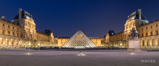 프랑스 파리 Courtyard of the Museum of Louvre, and its pyramid.