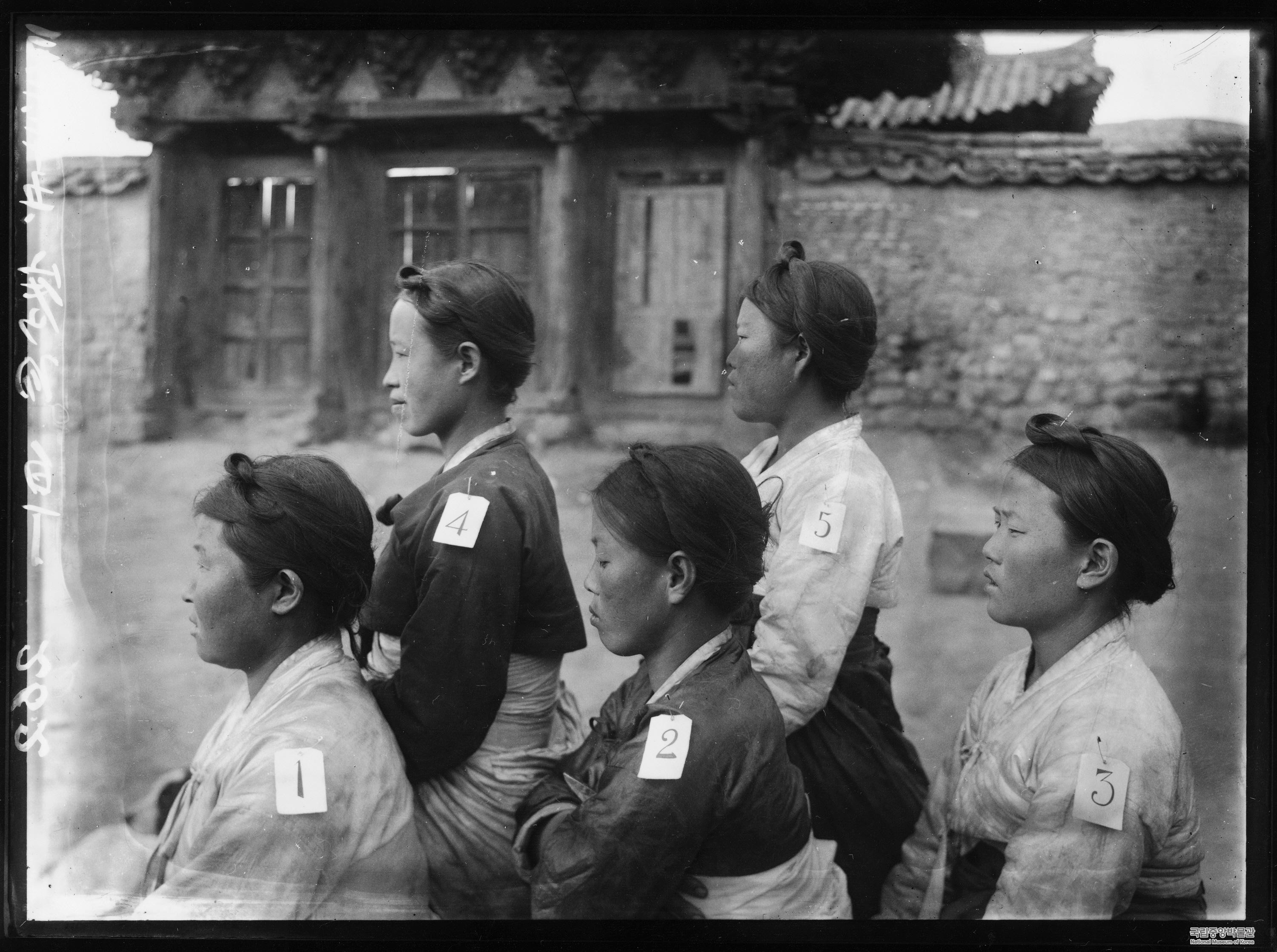 사료조사3 경남밀양 백정 부인 체격측정
