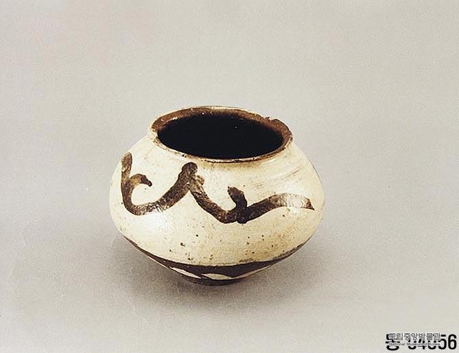 철화 넝쿨무늬 항아리 - 粉靑沙器鐵畫唐草文壺, 분청사기 철화 당초문 호, Buncheong Jar with Iron-painted Peony Scroll Design