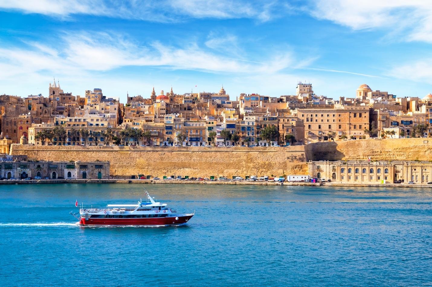 몰타 가족 합류 거주 허가증 - Grand Harbour and Old Town of Valletta with Barriera Wharf, Malta
